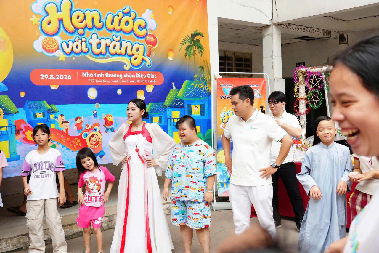 Children and volunteers participating in Mid-Autumn Festival activities during the “A Promise Under the Moon” program at Dieu Giac Orphanage, An Khanh Ward, Ho Chi Minh City, Vietnam.