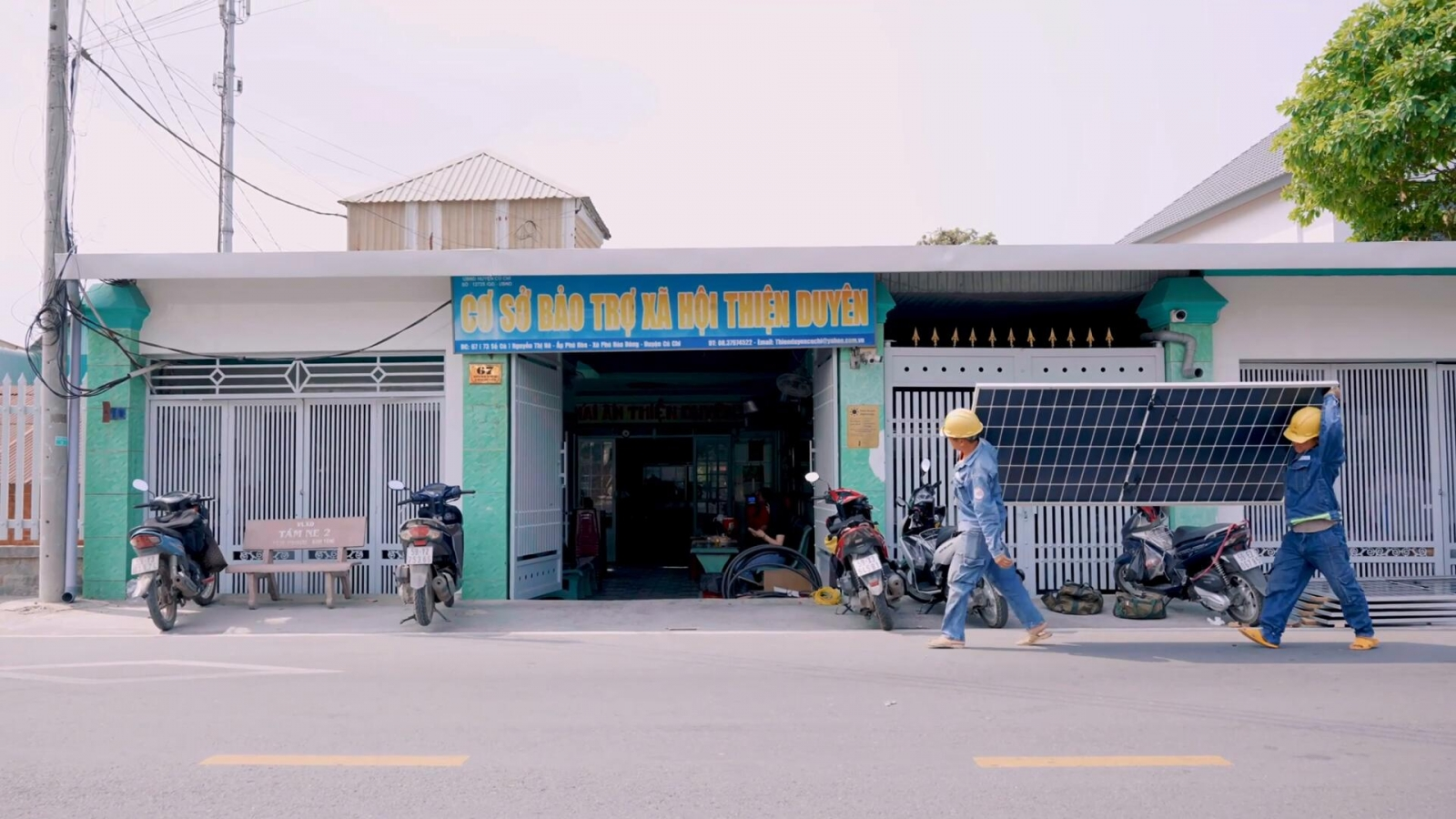 Lắp đặt hệ thống điện mặt trời · Ảnh: Quỹ Sungrow