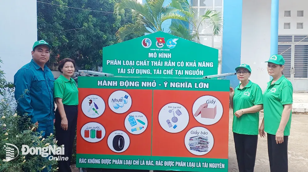 Tổ Tự quản thực hiện mô hình Phân loại chất thải rắn có khả năng tái sử dụng, tái chế tại nguồn của khu phố Trung Tâm (phường Xuân Lập, thành phố Long Khánh)