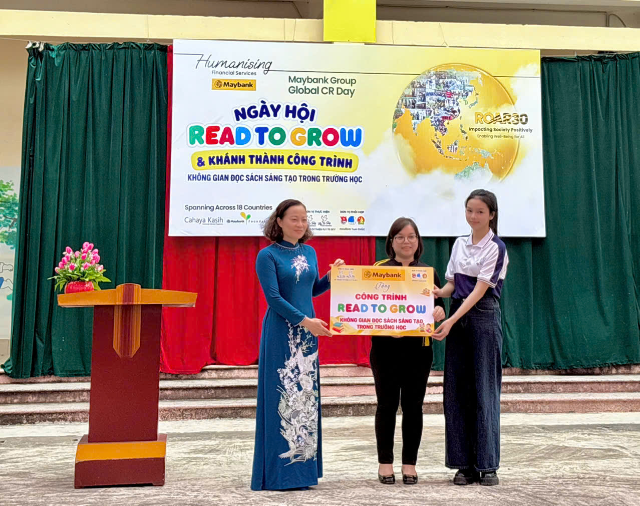 Representatives of participating organizations present a symbolic plaque for the “Creative Reading Space in Schools” at the Read To Grow Festival, Tam Chuc Primary School, Tam Chuc Ward, Ninh Binh Pro
