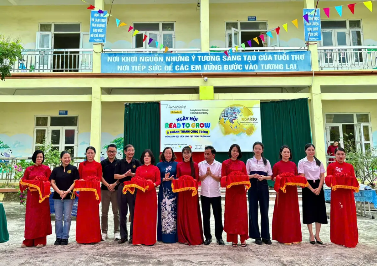 Đại diện Fly To Sky, Maybank và các đơn vị đồng hành thực hiện nghi thức cắt băng khánh thành Không gian đọc sách sáng tạo tại Trường Tiểu học Tam Chúc, phường Tam Chúc, tỉnh Ninh Bình
