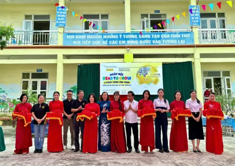 Đại diện Fly To Sky, Maybank và các đơn vị đồng hành thực hiện nghi thức cắt băng khánh thành Không gian đọc sách sáng tạo tại Trường Tiểu học Tam Chúc, phường Tam Chúc, tỉnh Ninh Bình
