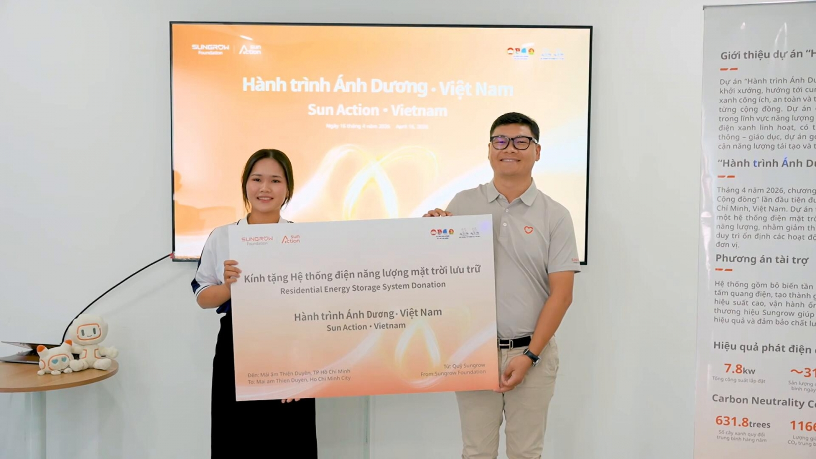 Đoàn đại diện Fly To Sky và Sungrow Foundation tại Việt Nam trong khuôn khổ dự án “Hành trình Ánh Dương”, cùng chung tay lan tỏa năng lượng xanh và giá trị vì cộng đồng.