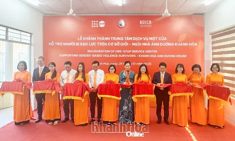 Các đại biểu cắt băng khánh thành Ngôi nhà Ánh Dương Khánh Hòa.