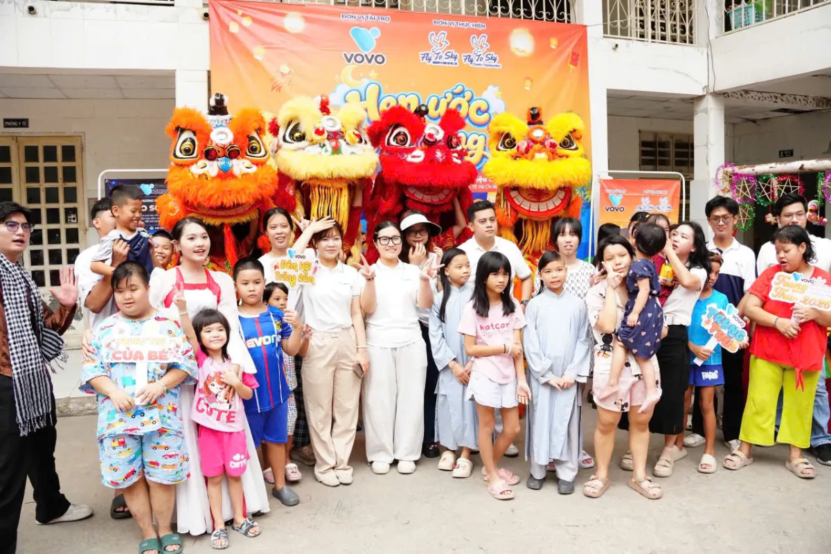 Các em nhỏ, tình nguyện viên và đại diện các đơn vị đồng hành chụp ảnh tập thể cùng đoàn lân sư rồng tại chương trình “Hẹn ước với trăng”, Nhà nuôi dạy trẻ mồ côi Diệu Giác, TP. Hồ Chí Minh.