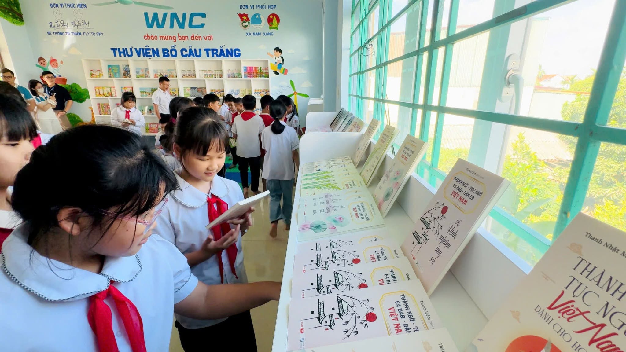 Hơn 1000 đầu sách được Fly To Sky thẩm định, lựa chọn để trao tặng