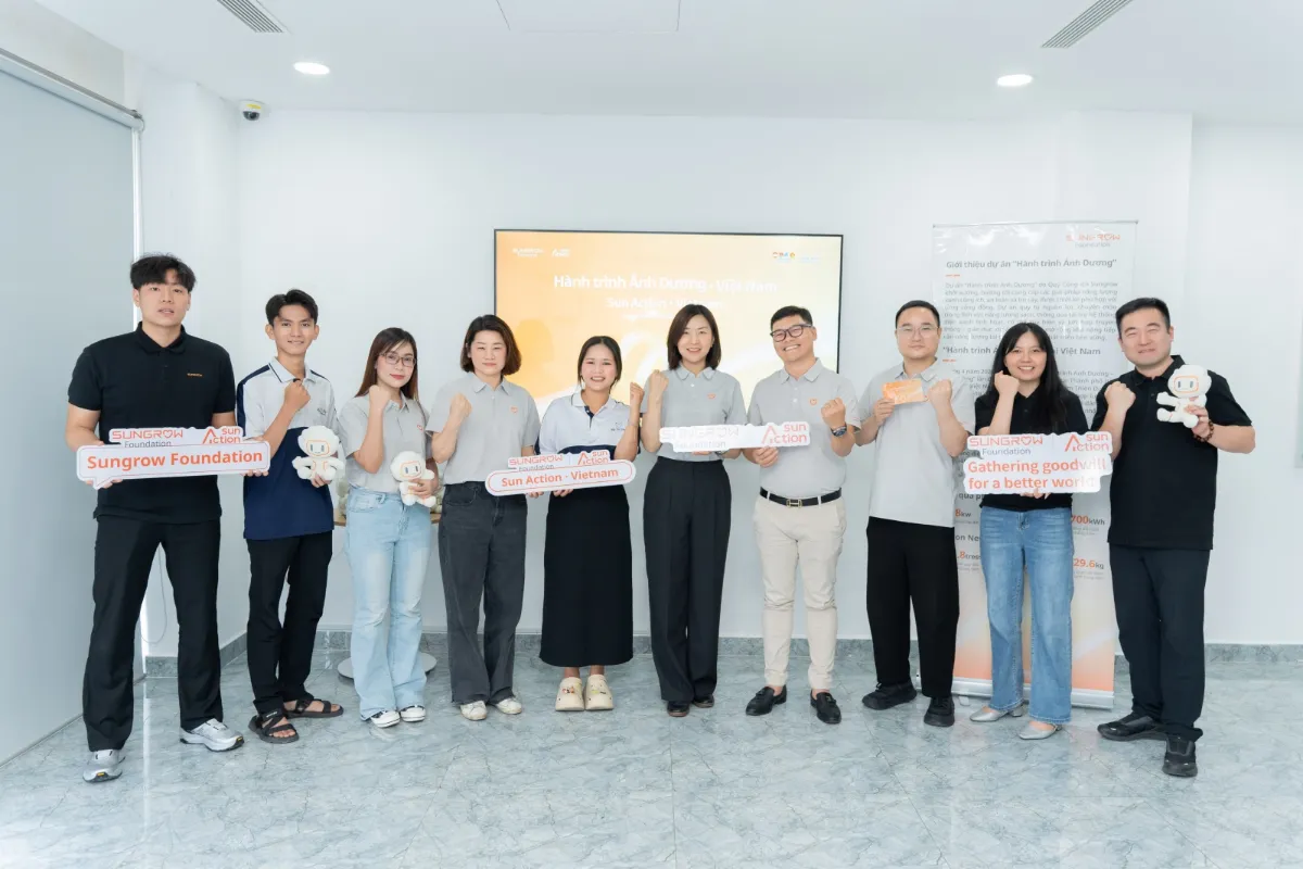 Đoàn đại diện Fly To Sky và Sungrow Foundation tại Việt Nam trong khuôn khổ dự án “Hành trình Ánh Dương”, cùng chung tay lan tỏa năng lượng xanh và giá trị vì cộng đồng.