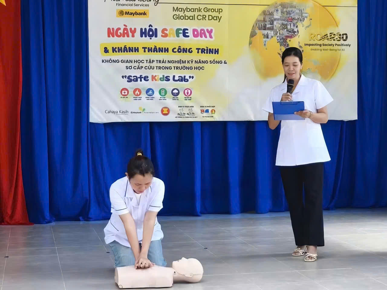 Các em học sinh được tập huấn về sơ cấp cứu cơ bản