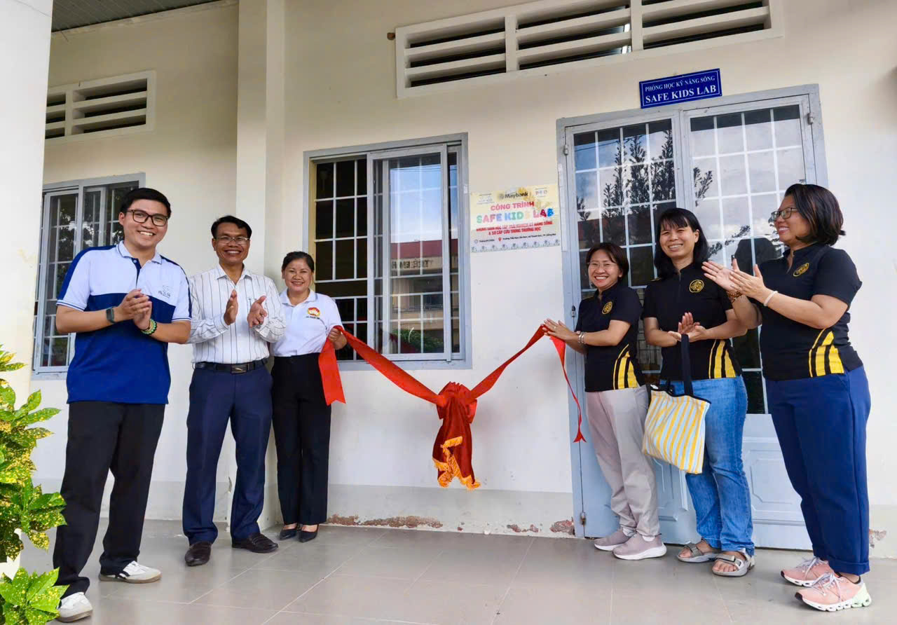 Đại diện Maybank, Fly To Sky và nhà trường tham gia nghi thức khánh thành công trình “Không gian học tập trải nghiệm kỹ năng sống và sơ cấp cứu – Safe Kids Lab” tại Trường Tiểu học Liên Sơn, xã Thanh